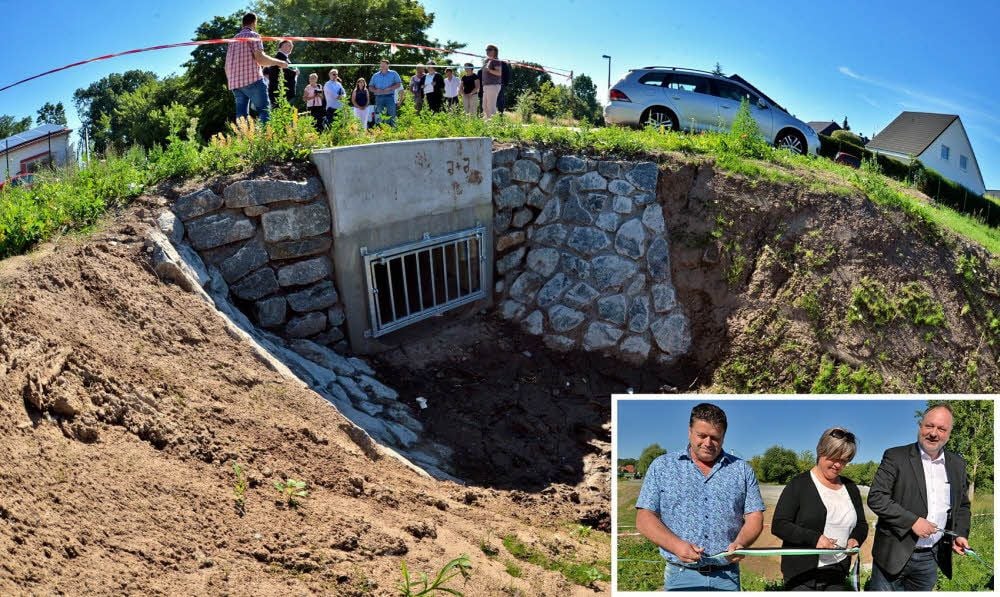 Der neue Entwässerungskanal ist fertig. OB Andreas Michelmann, Ines Kmetsch vom Fachbereich Natur und Umwelt des Landkreises und Henry Kämmerle von der Firma RK Landschaftsbau Dittersdorf (v.r.) zerschneiden das Band.