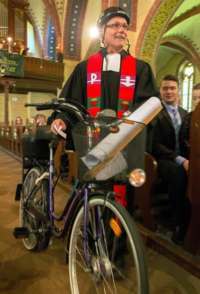 Mit seinem Rad kam Pfarrer Hans-Jörg Heinze in den Gottesdienst und stellte der Vikarin unangenehme Fragen.
