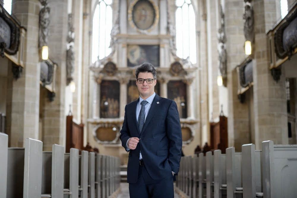Christian Philipsen im halleschen Dom - einem von zwei Objekten seiner Stiftung in dieser Stadt.