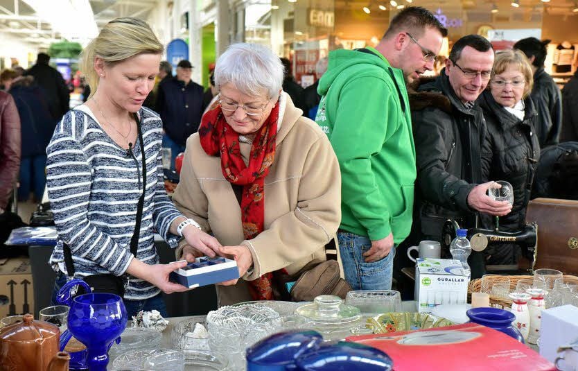 Denise Schilke (li.) verhandelt über den Verkaufspreis mit Brunhild Berlich.