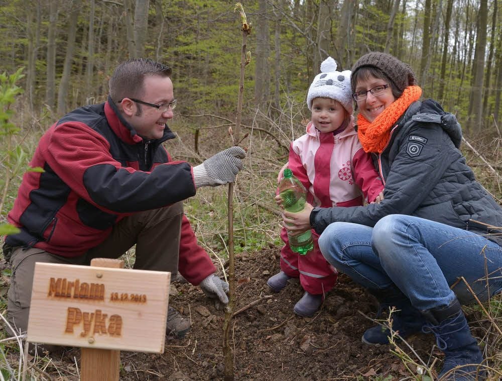 Mario Knappe und Isabelle Pyka pflanzten für ihre Tochter Miriam Pyka eine Rosskastanie im neuen Generationenwald an der Kohlenstraße. Das Mädchen wurde am 13. Dezember 2013 geboren. Die Familie wohnt in der Kreisstadt Sangerhausen.