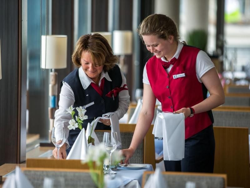 Schülerpraktikum im Hotel: Wer in der Schulzeit in einen Beruf hineinschnuppern möchte, kann sich auf Jobbörsen einen Überblick verschaffen. Foto: Jens Büttner