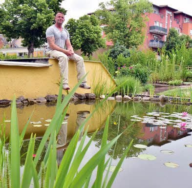 Christian Ehrentraut hat seinen Garten neben dem der Schule.