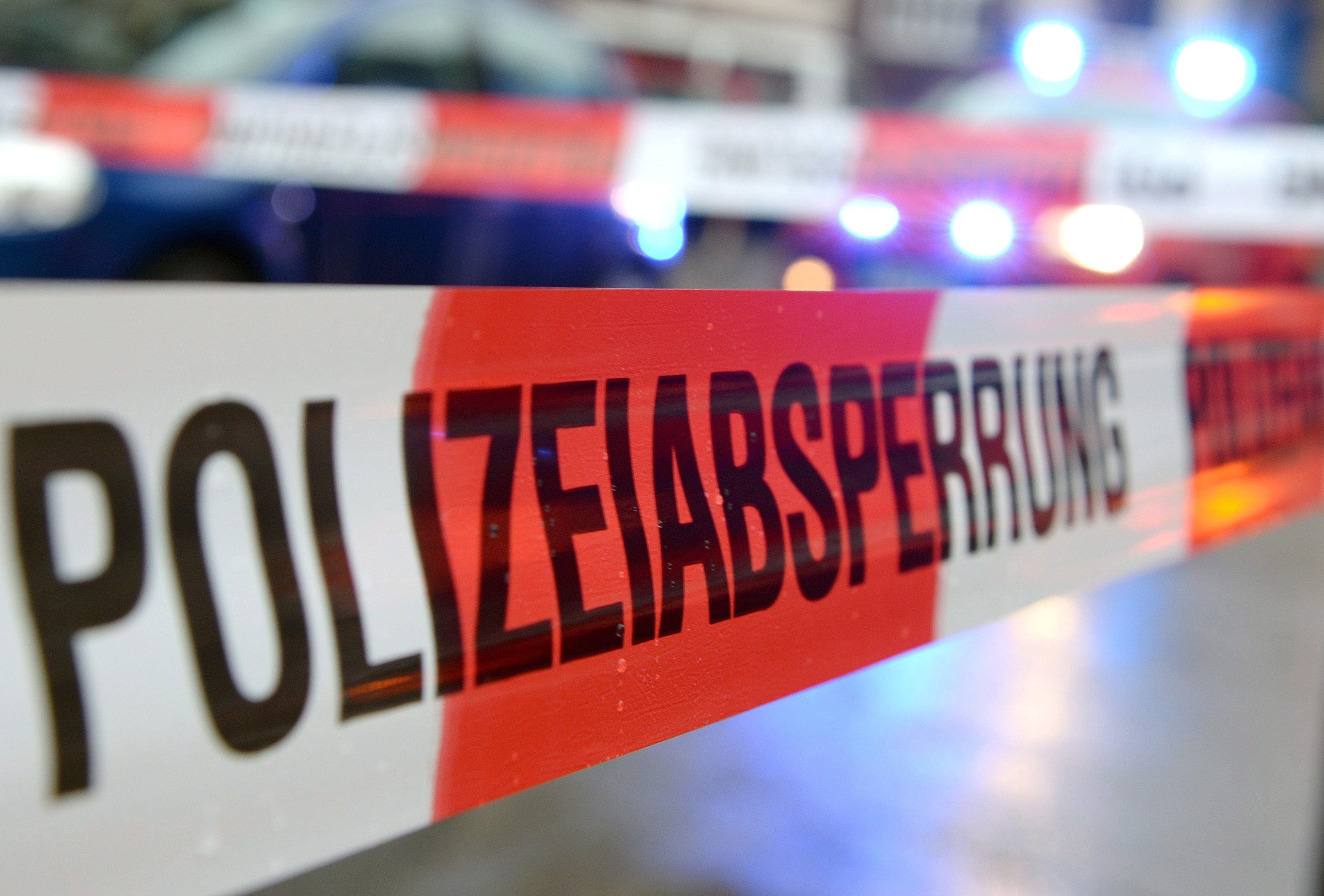 Flatterband mit der Aufschrift „Polizeiabsperrung“ an einem Einsatzort.
