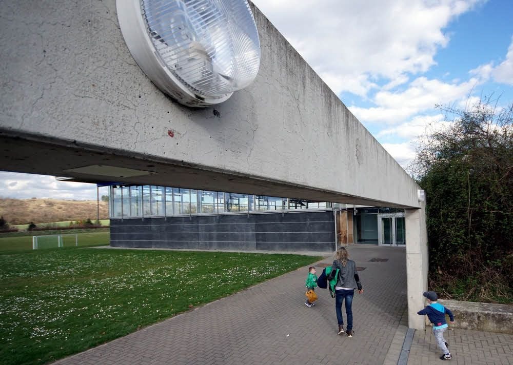 Seit langem ein Problem: Weil Kabel durchtrennt wurden, funktioniert die Beleuchtung der Treppe zur Hagenberg-Turnhalle nicht.