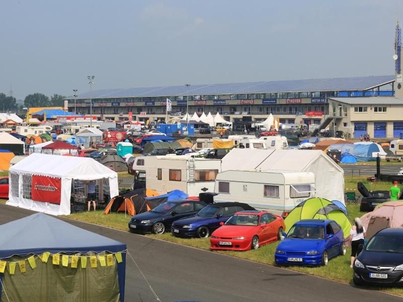 Opel Fahrzeuge stehen beim Opel-Treffen in der etropolis Motorsport Arena. Foto: Jens Wolf/Archiv