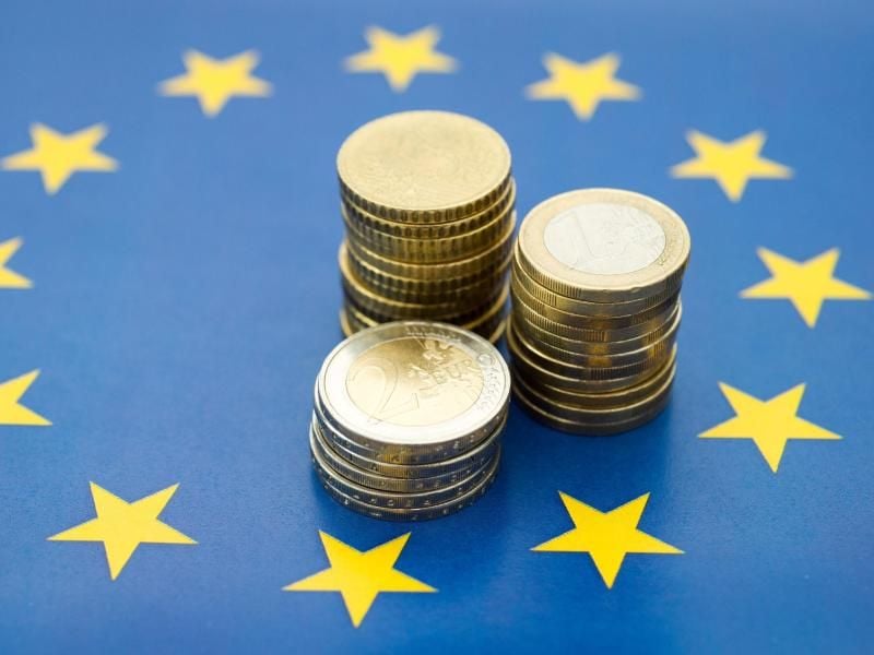 Im Ausland gibt es oft mehr Zinsen für Festgeld-Anlagen als bei heimischen Banken. Wollen deutsche Sparer davon profitieren, brauchen sie in der Regel einen Vermittler für die Angebote - Zinsportale im Internet sind aber nicht ohne Risiken. Foto: Inga Kjer