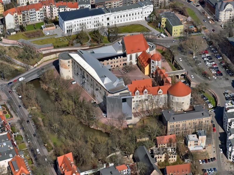Blick auf das Kunstmuseum Moritzburg mit dem "Turm" und den Jägerplatz in Halle.