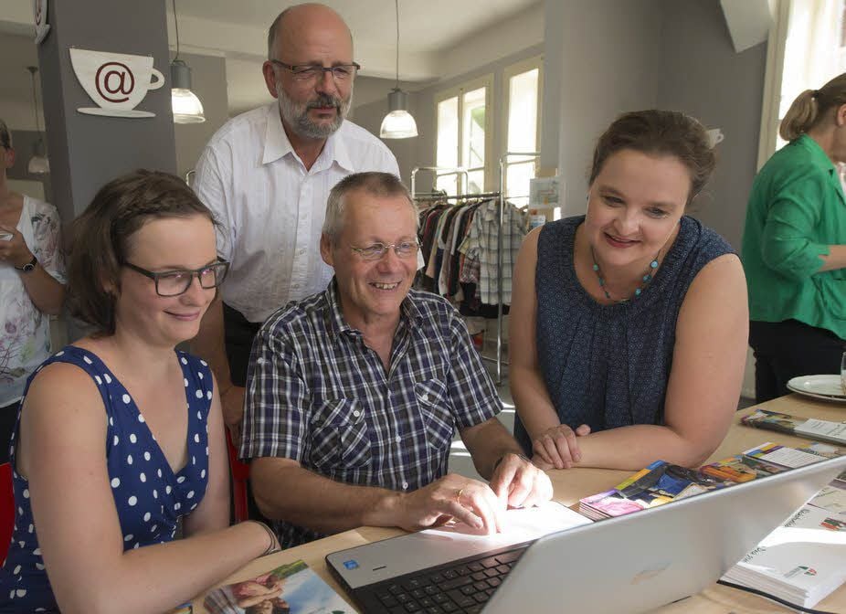 Beim Skypen: Hans Jaekel mit Conny Herrmann und Anne Fuhrmann (l.), die den Diakonie-Laden auch betreuen werden.