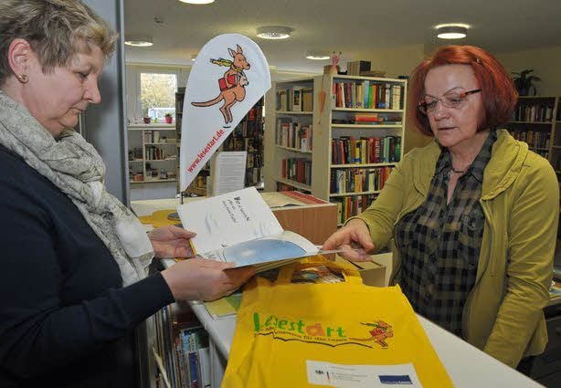 Zehn Jahre war Sigrid Bauersfeld (re.) als Lehrerin in der Grundschule in Rottleberode tätig. Bürgermeisterin Helga Rummel kann auch zukünftig mit ihrer ehrenamtlichen Arbeit in der Bibliothek rechnen.