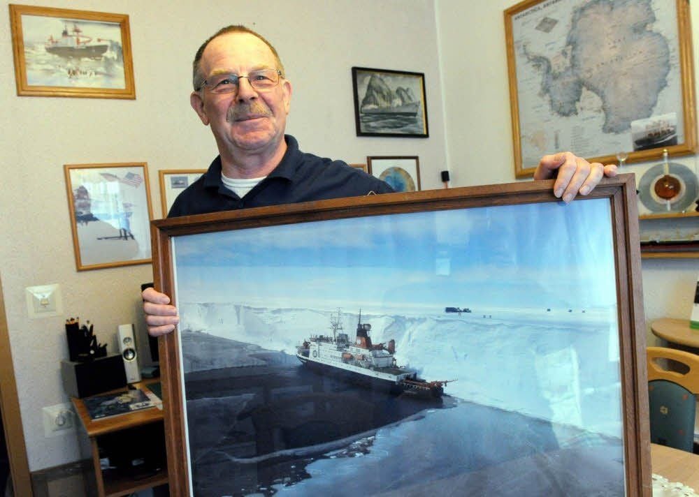 Eine große Fotografie vom „Polarstern“ erinnert Klaus Elsner an seine Arbeit auf dem Forschungsschiff im ewigen Eis.