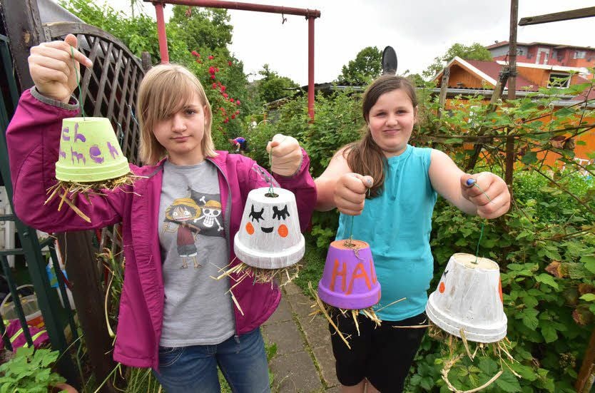 Jessica Müller (l.) und Angelina Vohr haben sich unter anderem mit dem Herstellen von Insektenhotels befasst, die sie nun aufhängen.