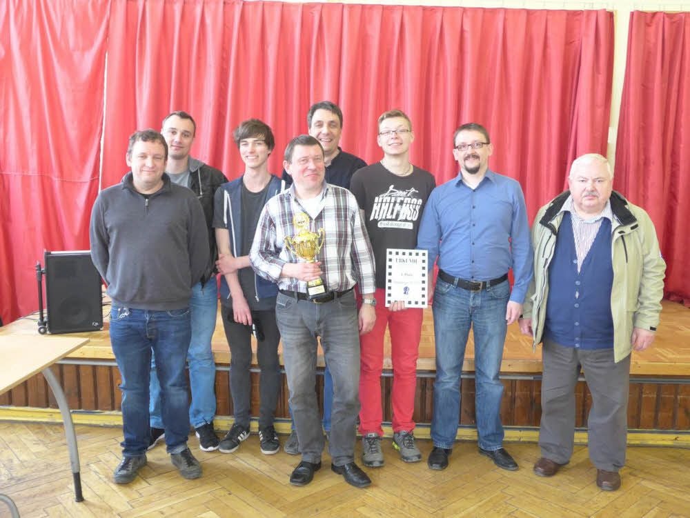 Sebastian Schmidt-Schäffer (v.l.), Florian Wendling, Joey Deutsch, Jens Härtig, Jens-Frieder Mükke, Julius Heinrich, Matthias Will und Roland Rümmler vom Naumburger SV 1951 haben den Aufstieg in die Oberliga geschafft.