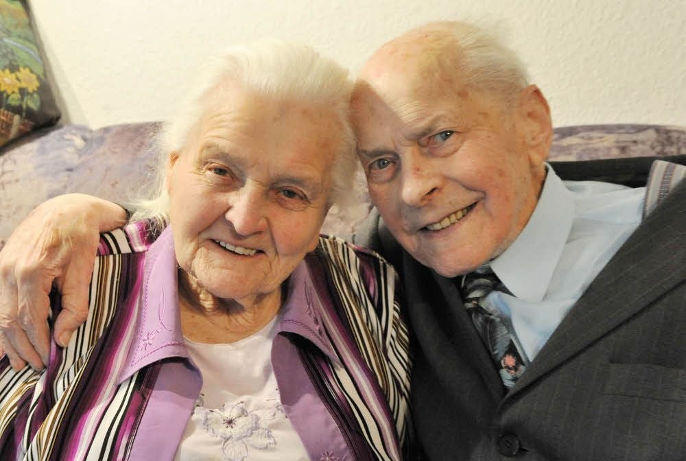 Hanna und Joachim Giehne haben am Dienstag in ihrer Wohnung in der Südstadt die Kronjuwelenhochzeit gefeiert.