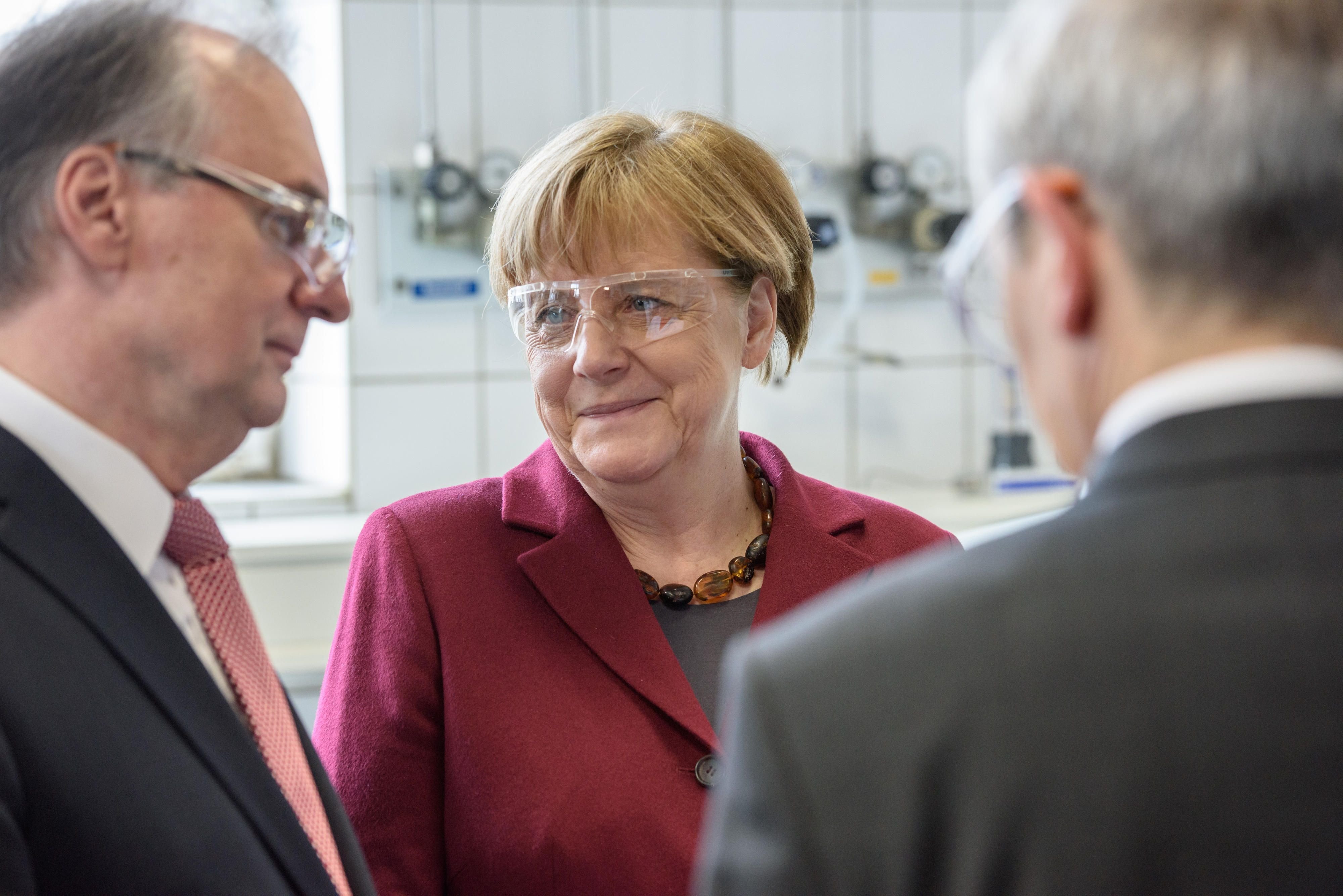 Angela Merkel trifft Ministerpräsident Reiner Haseloff in Leuna.