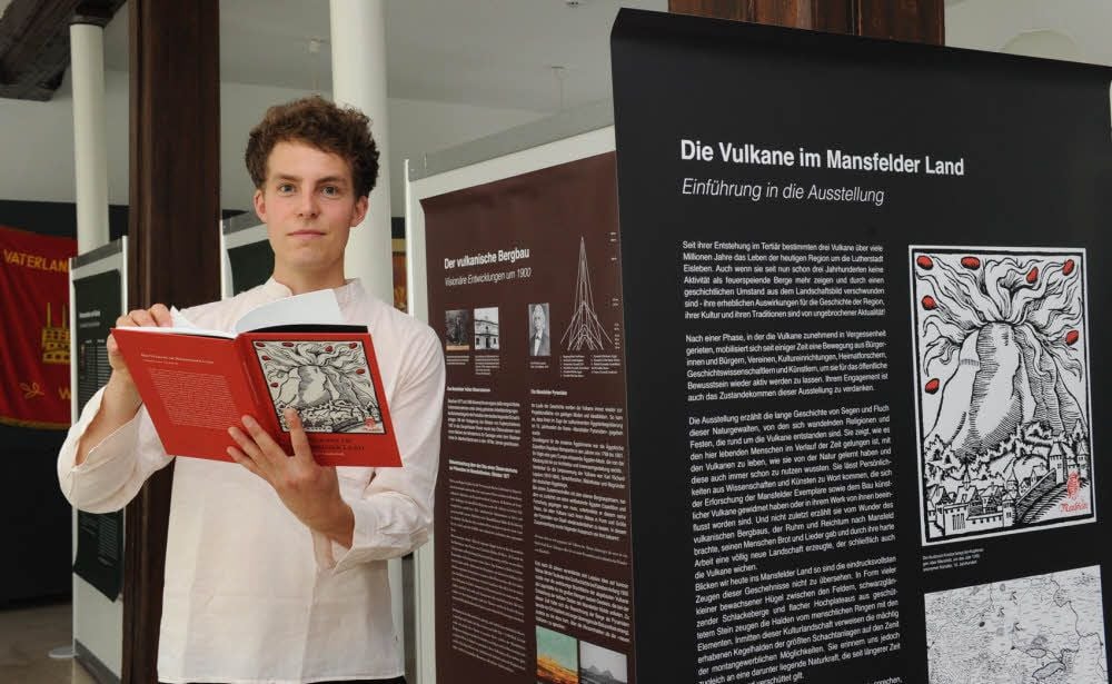 Martin Wöllenstein in seiner Vulkan-Ausstellung im Eisleber Stadtarchiv, die noch bis Montag zu sehen ist.