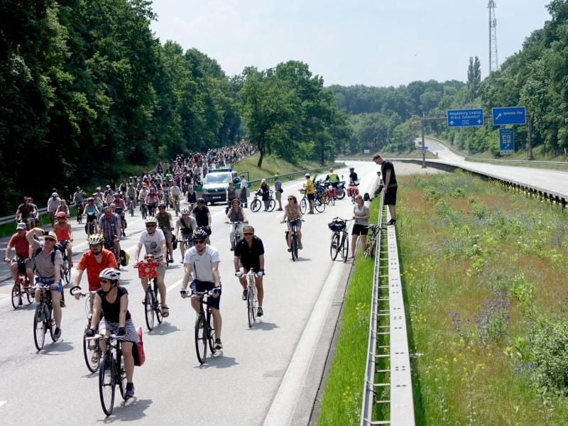 Fahrradfahrer auf der Avus in Berlin. Foto: Kay Nietfeld