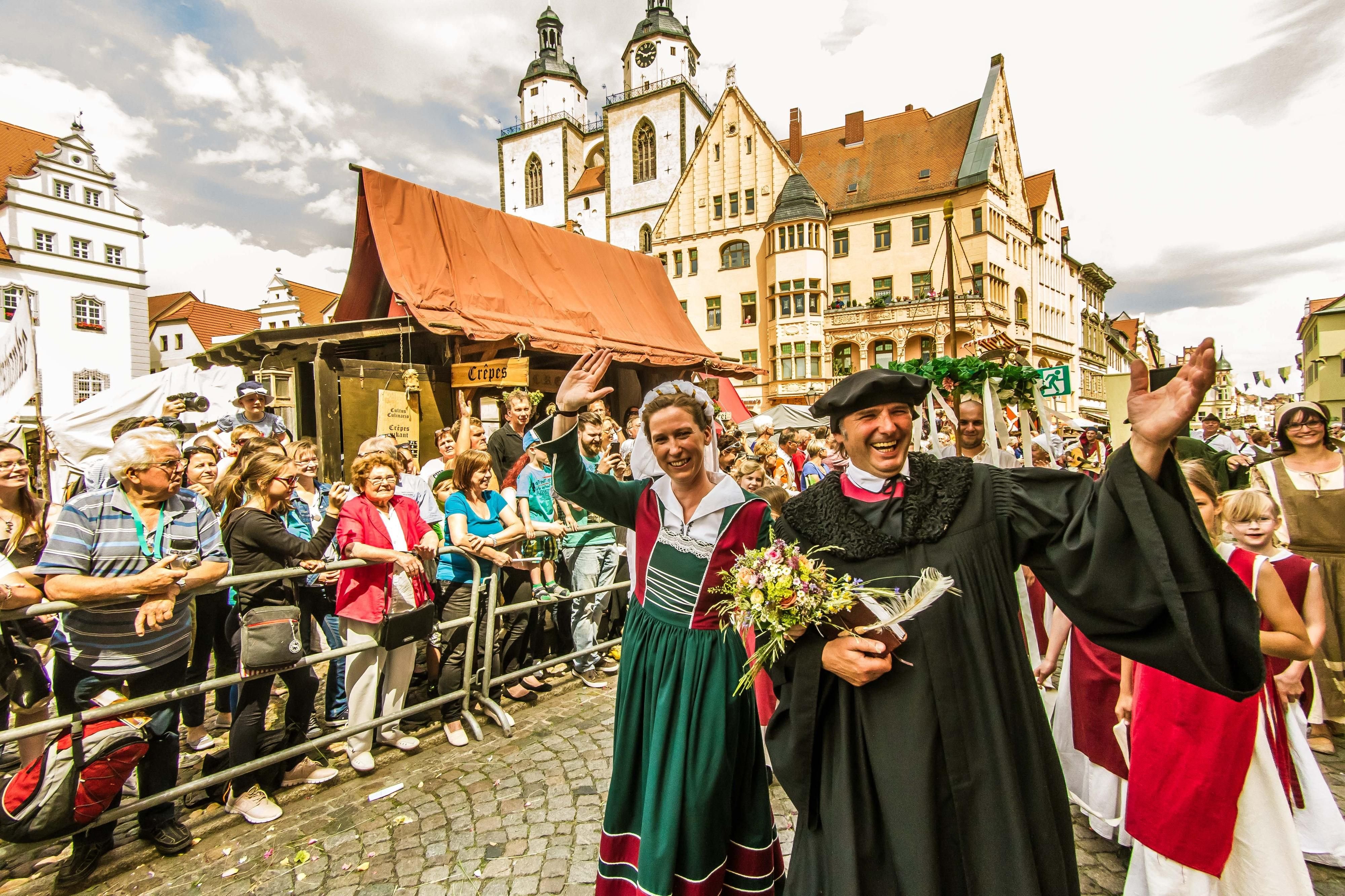 Vor 491 Jahren haben sich diese beiden das Ja-Wort gegeben: Martin Luther (Fred Göde) und Katharina von Bora (Anja Glöckner). Anlässlich von Luther's Hochzeit feiern die Wittenberger mit ihren Gästen seit 22 Jahren Stadtfest in der historischen Altstadt.