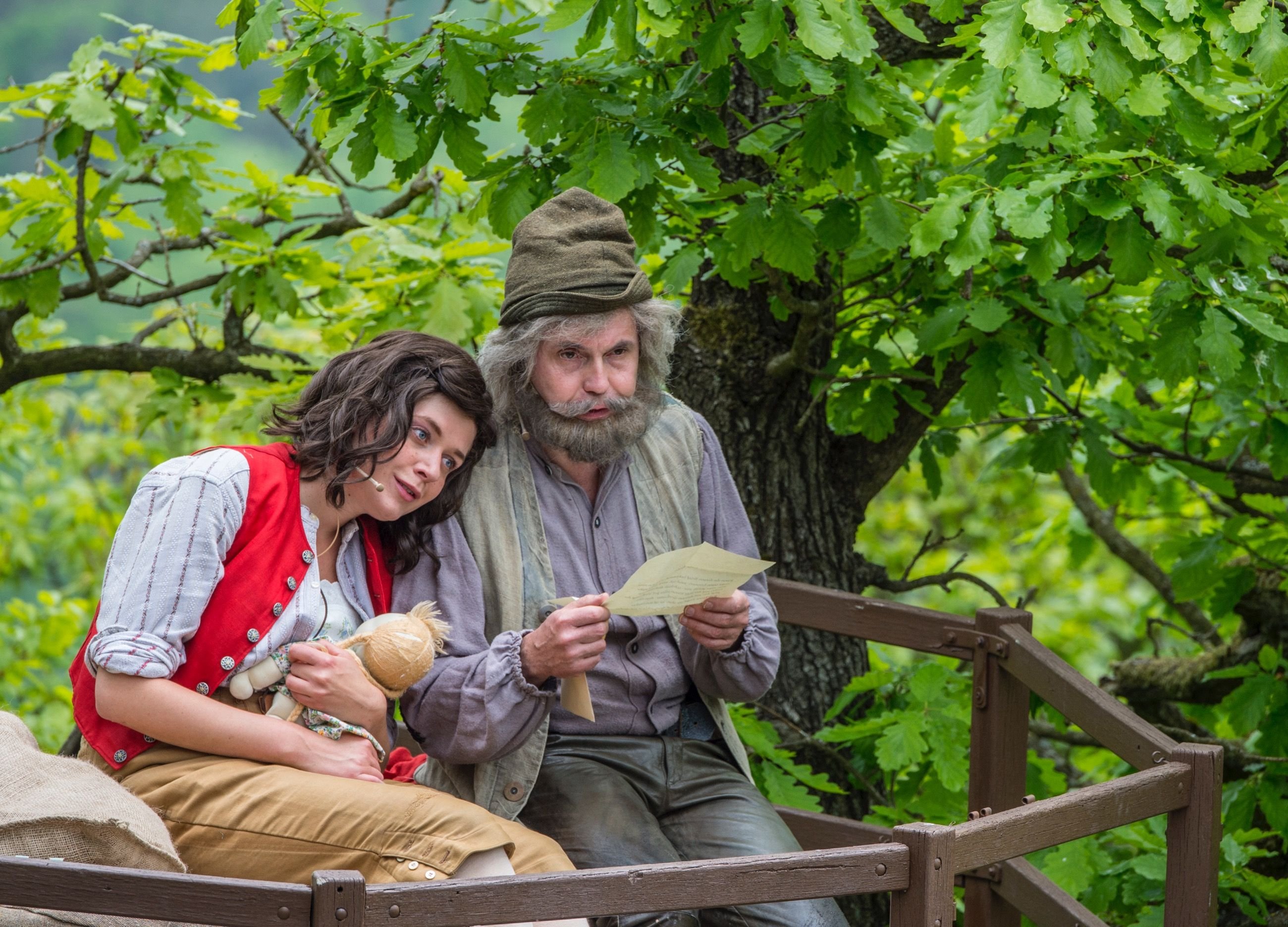 Heidi (Lisa Marie Liebler) und der Großvater (Arnold Hofheinz) in einer Szene von "Heidi" im Harzer Bergtheater.