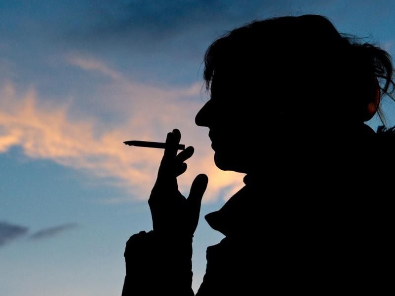 Auch wer mit dem Rauchen aufgehört hat, sollte noch lange Zeit zur Lungenkrebsvorsorge gehen. Denn das erhöhte Krebsrisiko bleibt bestehen. Foto: Christoph Schmidt