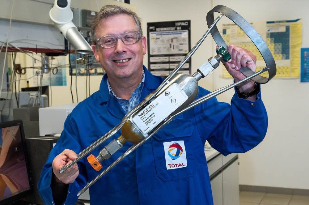 Laborleiter Wolfgang Gorek hält sie hoch - die millionste Probe im Labor der Total-Raffinerie in Leuna.