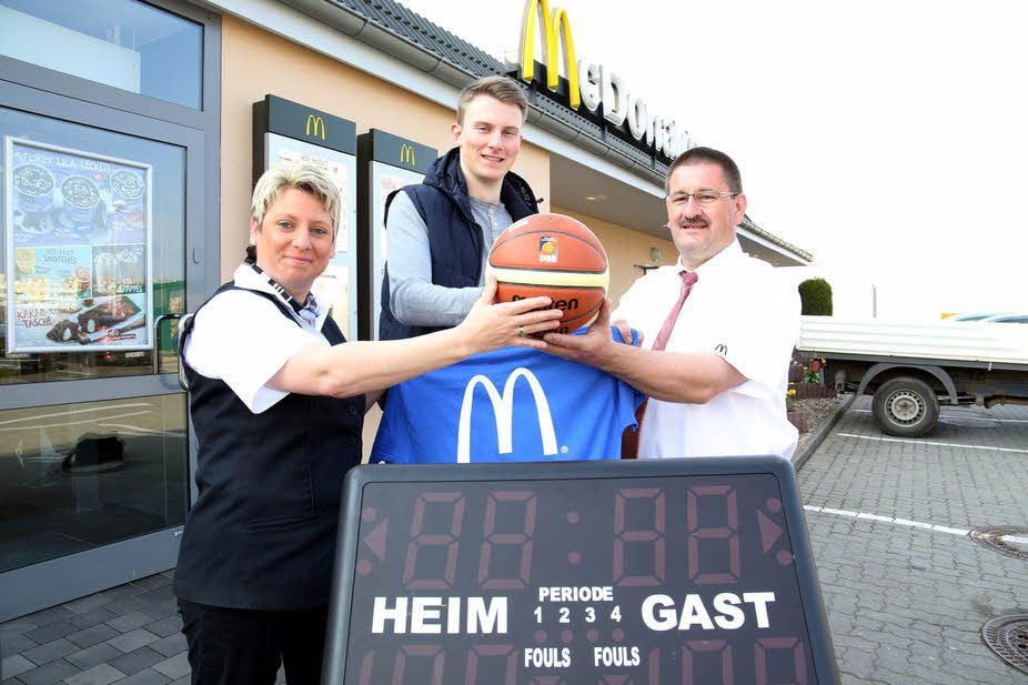 Katrin und Heino Genthe (rechts) unterstützen die Basketballer der Basket Bears Bernburg um Trainer Clemens Herold (Mitte).