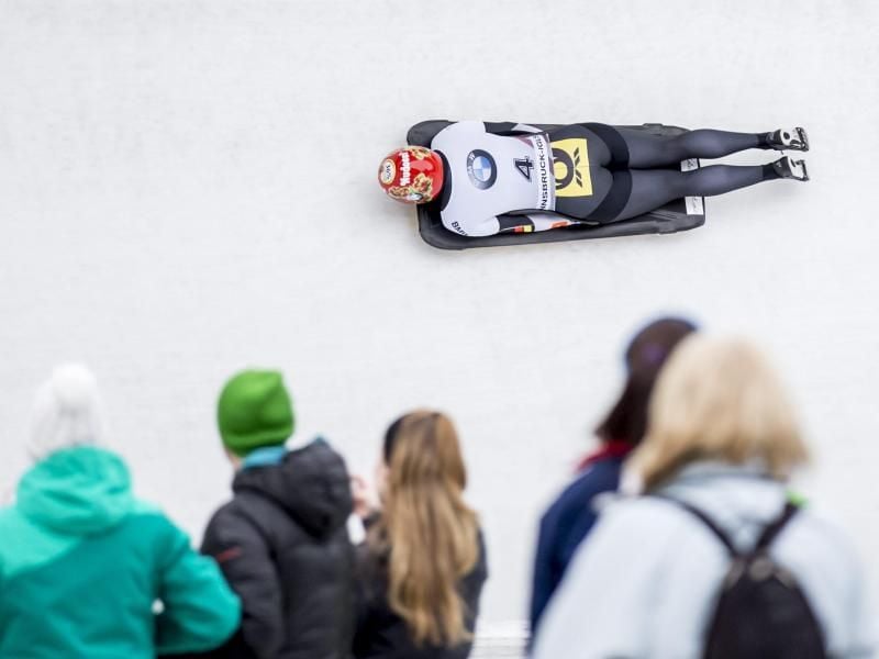 Tina Hermann rast in Igls durch den Eiskanal. Foto: Jan Hetfleisch