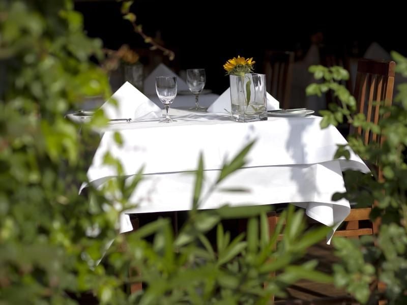 Sommer, Sonne und Stoffservietten: Einem perfekten Date im Restaurant steht eigentlich nichts mehr im Wege. Foto: Arno Burgi