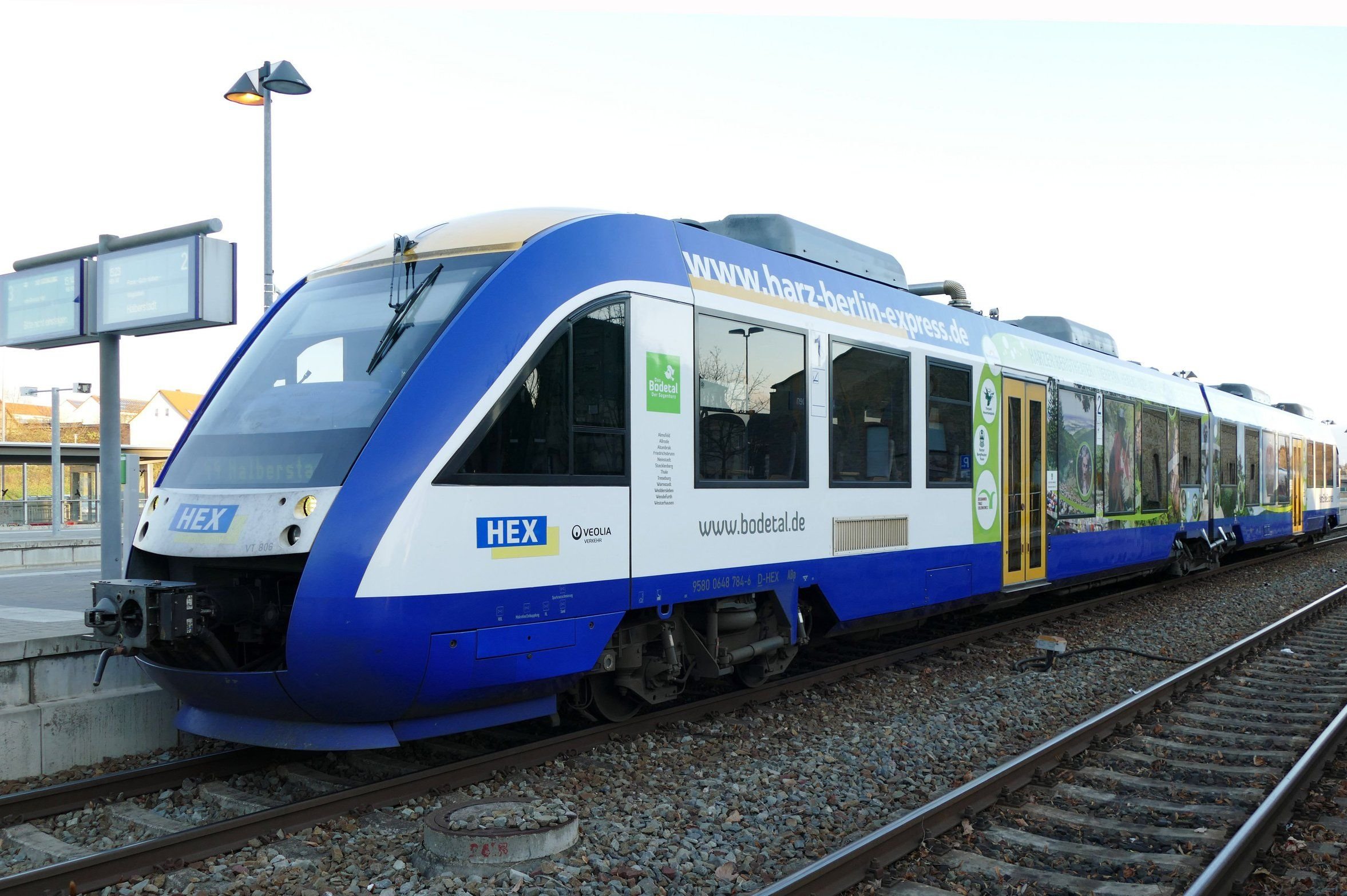 Ein Triebwagen des HarzElbeExpress (HEX).