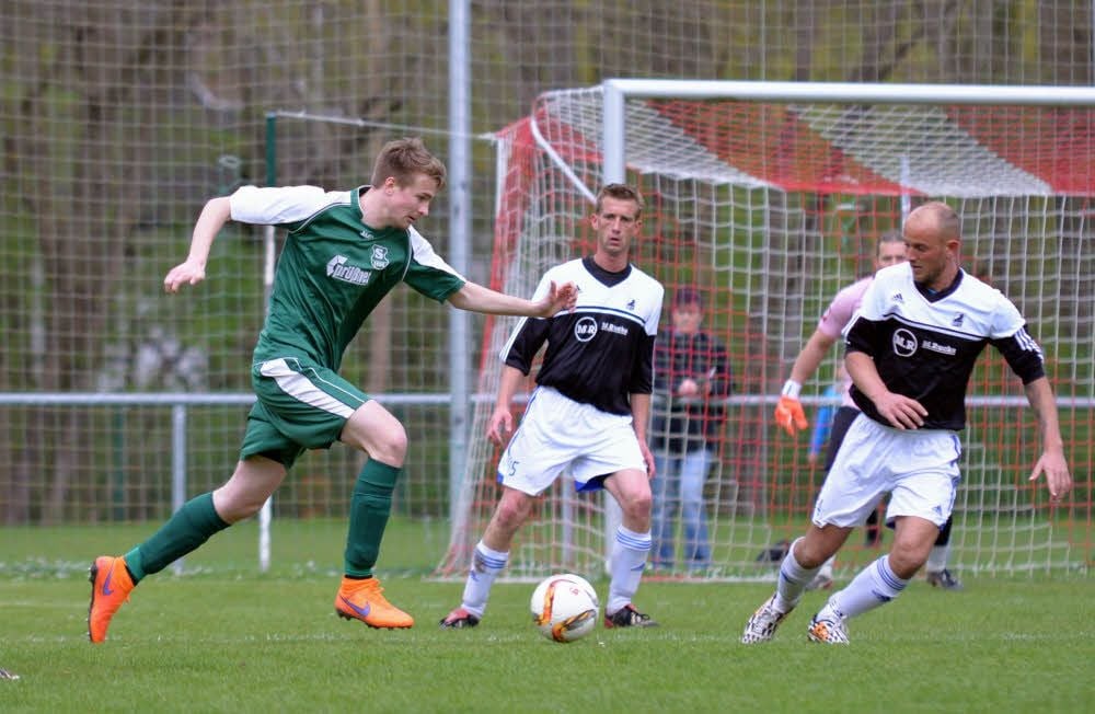Marcus Deutschbein und Marcus Schlick (von rechts) vom Bernburger FC versuchen Daniel Reuter, der den Führungstreffer für Saxonia Gatersleben im Spitzenspiel erzielte, zu stören.