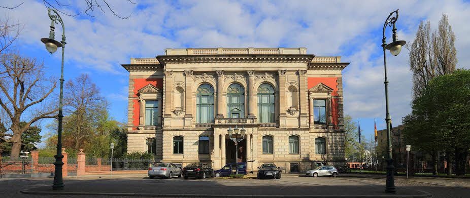 Bald auch oberste Kulturbehörde des Landes: Staatskanzlei von Sachsen-Anhalt in Magdeburg, einst preußische Generalkommandantur