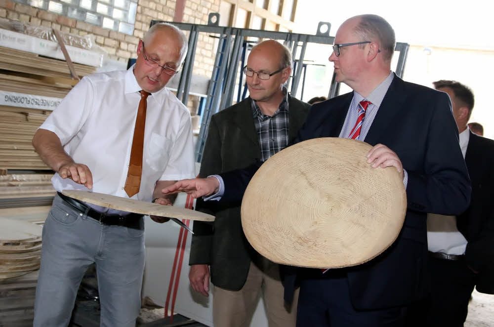 Minister Jörg Felgner (re.) und Kreishandwerksmeister Dieter Gremmer (M.) beim Rundgang mit Rainer Böhme