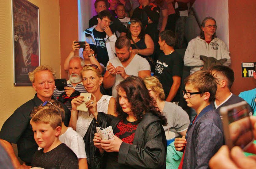 Etwa 300 Menschen warteten auf ein Autogramm.