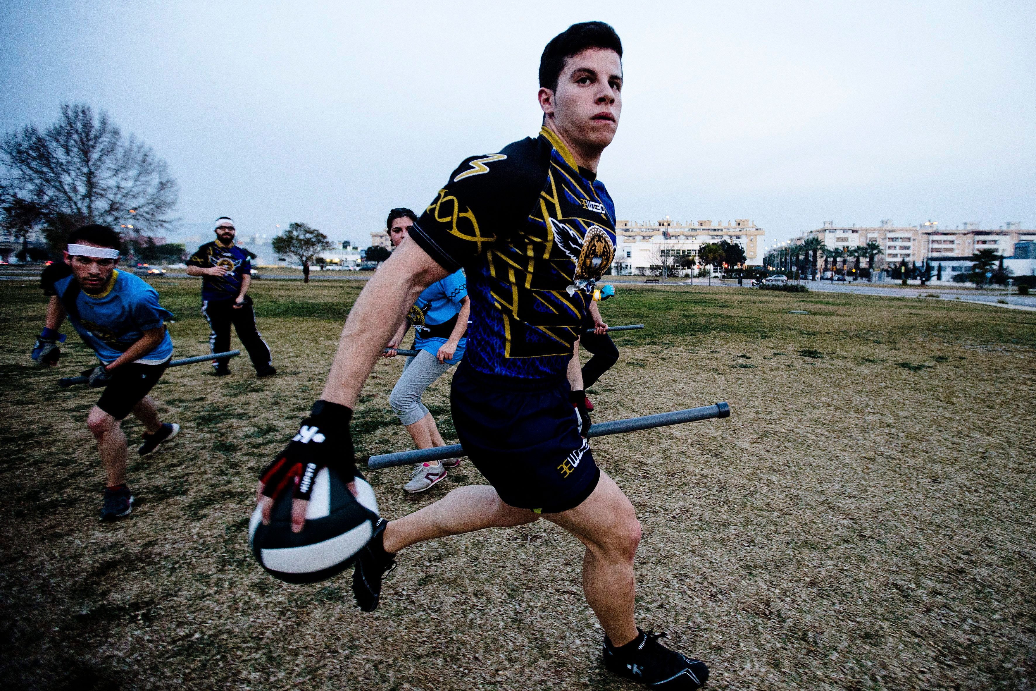 Ein Quidditch-Spieler in Spanien.