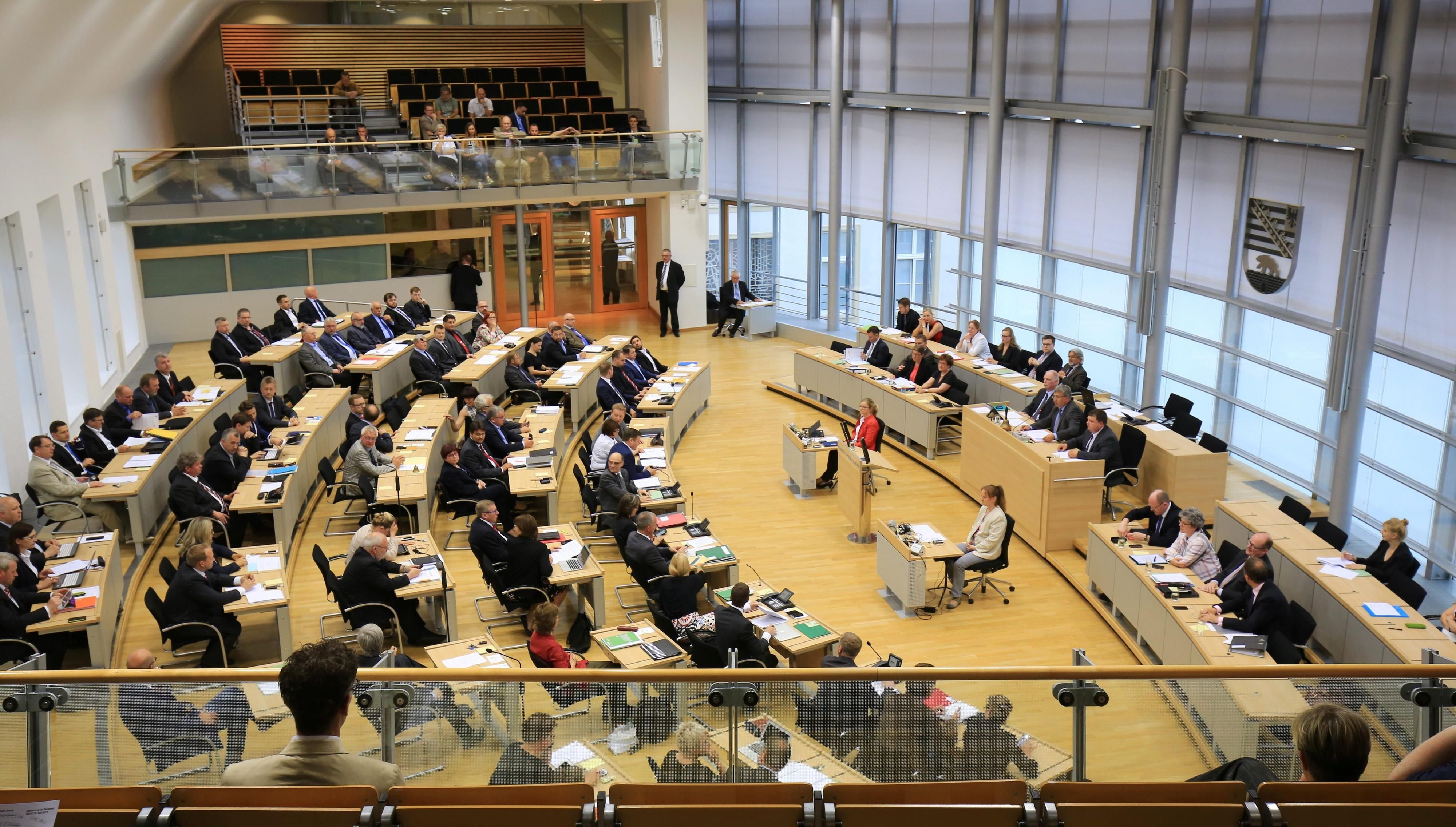 Die Abgeordneten des Landtages sitzen im Plenarsaal in Magdeburg.