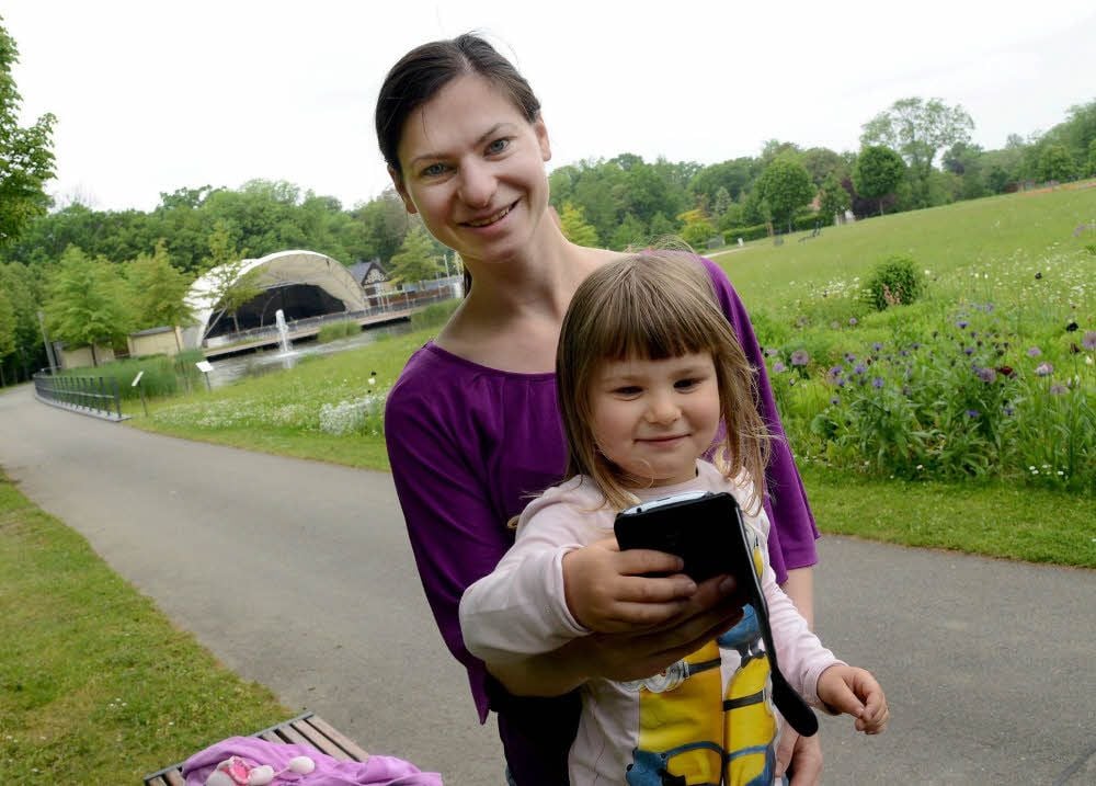 Sarah Magerl und Tochter Deborah gefällt es im Schlosspark Zeitz. Sie freuen sich, dass sie jederzeit den W-Lan-Hotspot nutzen könnten.