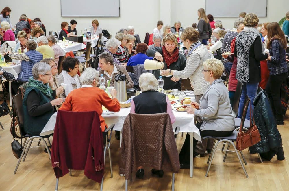 Gespräche und Gemütlichkeit beim Frauenfrühstück
