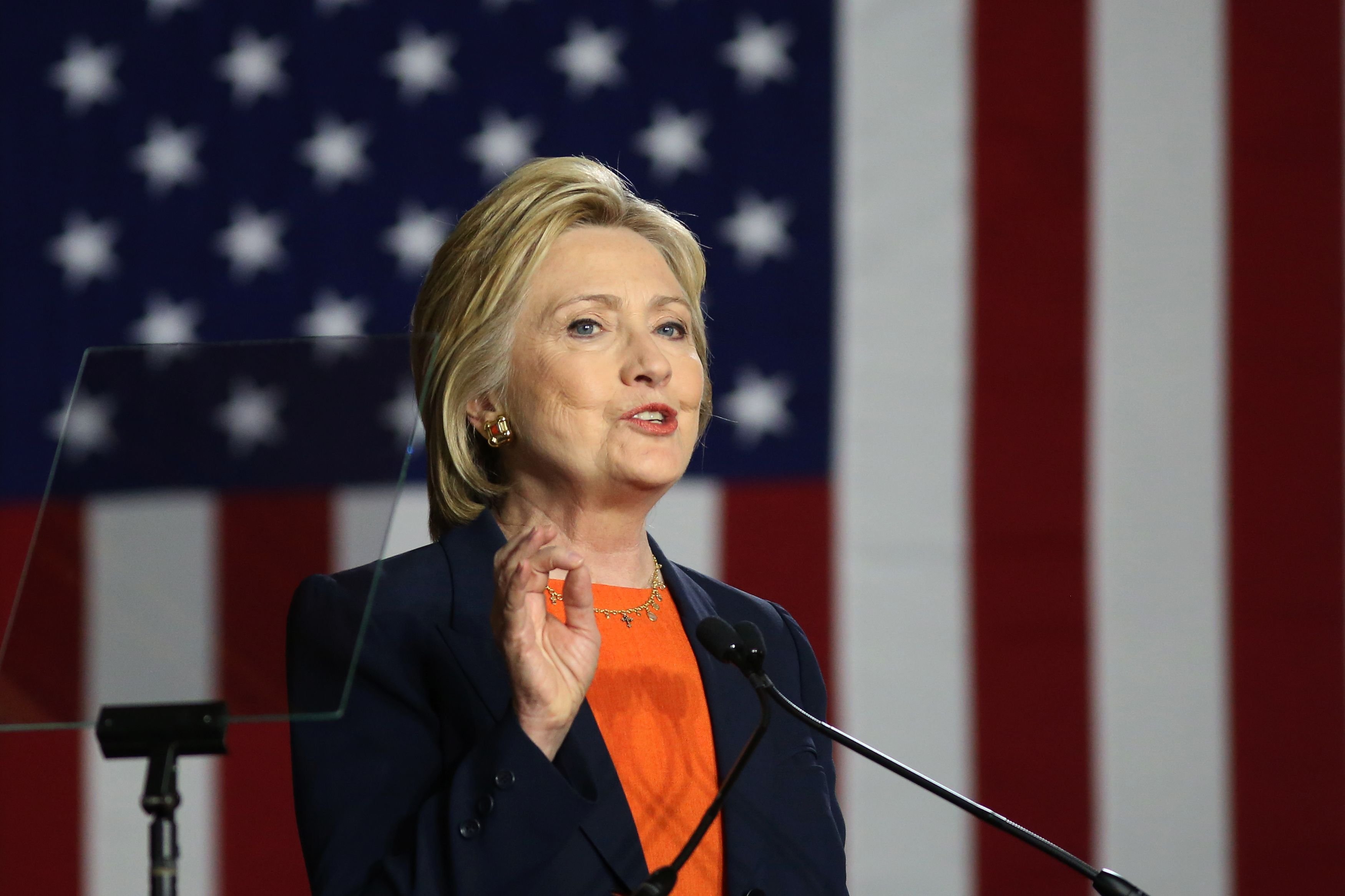 Hillary Clinton nutzte während ihrer Zeit als Außenministerin einen privaten Server zur Kommunikation - deswegen fordert Trump einen Gefängnisaufenthalt für seine Konkurrentin
