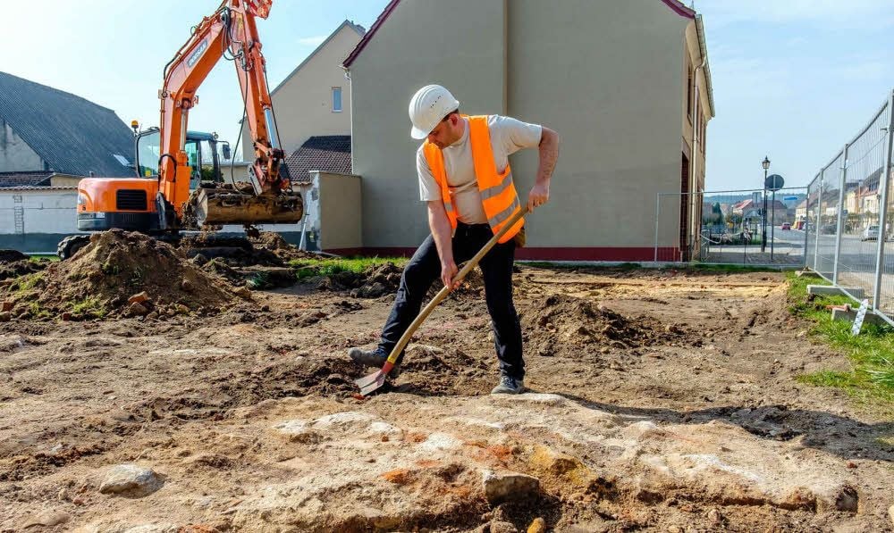 Noch haben Archäologen wie Stefan Koch auf dem Areal des künftigen Seniorenwohnzentrums in Kemberg zu tun.