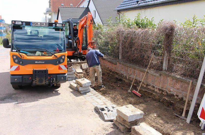 Mitarbeiter des städtischen Bauhofs erneuern den Gehweg am Sperlingsberg in Hettstedt.
