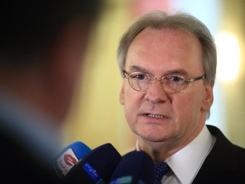 Reiner Haseloff (CDU) gibt ein Pressestatement ab. Foto: Jens Wolf