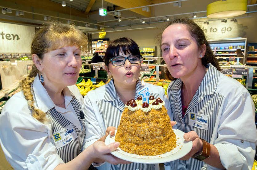 Wie es sich gehört, werden auch die Edeka-Mitarbeiter, im Bild Sylvia Hoppe, Jennifer Güntsch und Astrid Höhne, den ersten Geburtstag des Marktes gebührend feiern.