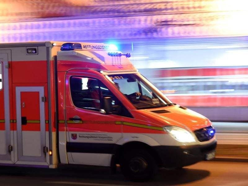 Ein Rettungswagen fährt zu einem Einsatz. Foto: Carsten Rehder/Archiv