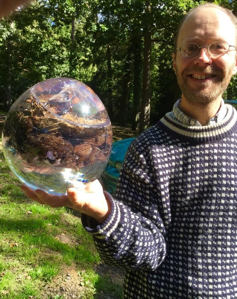 Daniel Roberts, der Gründer des National Poo Museums, präsentiert eine Kugel mit Löwen-Kot.