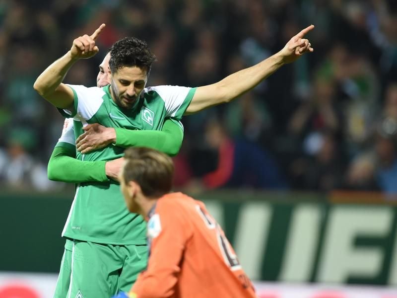 Claudio Pizarro jubelt über sein Tor für Bremen. Foto: Carmen Jaspersen