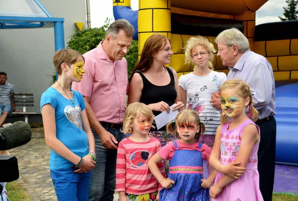 Die Firma Berge-Bau engagiert sich auch im sozialen Bereich. Zu ihrer Jubiläumsfeier übergibt Bernd Berge (r.) dem Zeitzer Kinderdorf einen Scheck und ermöglicht ihm damit die Ferienfahrt.