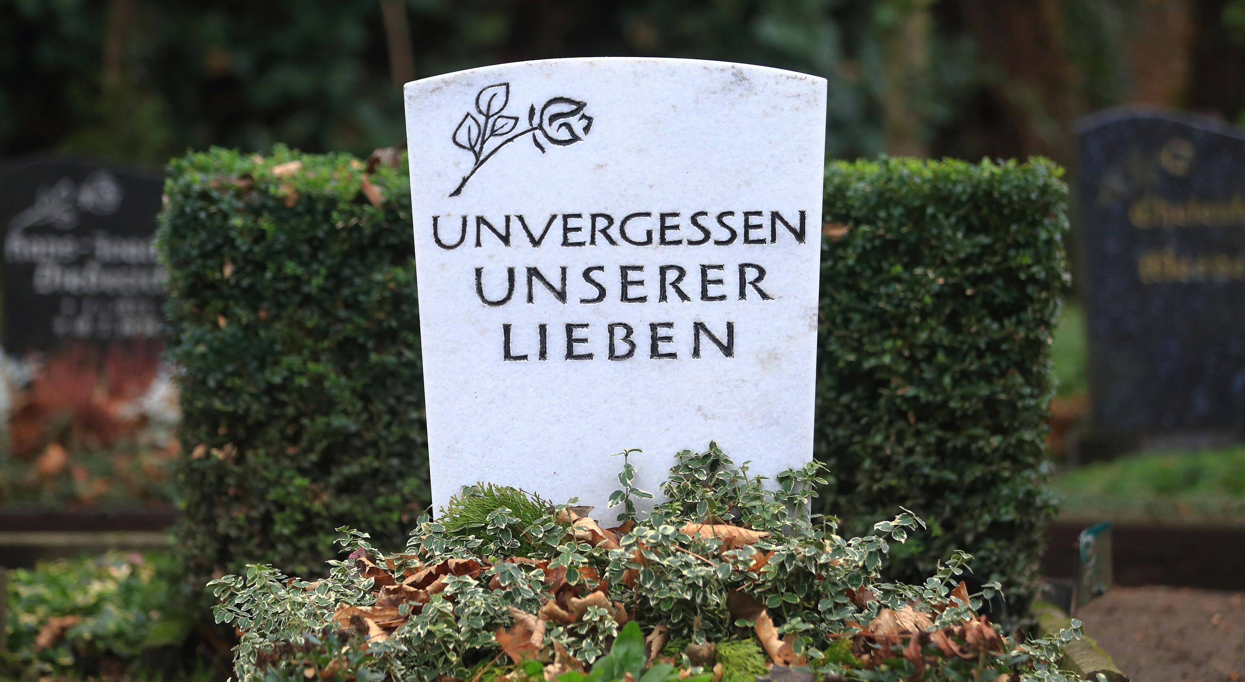 Auf einen Magdeburger Friedhof wurden 30 Grabsteine umgeworfen.