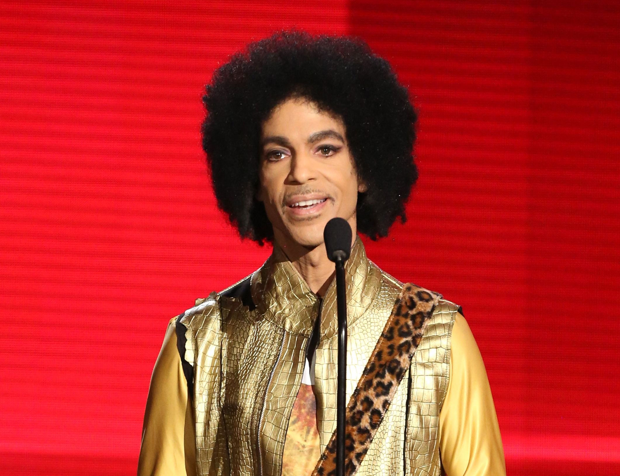 Prince bei einem Auftrtitt der American Music Awards im November 2015