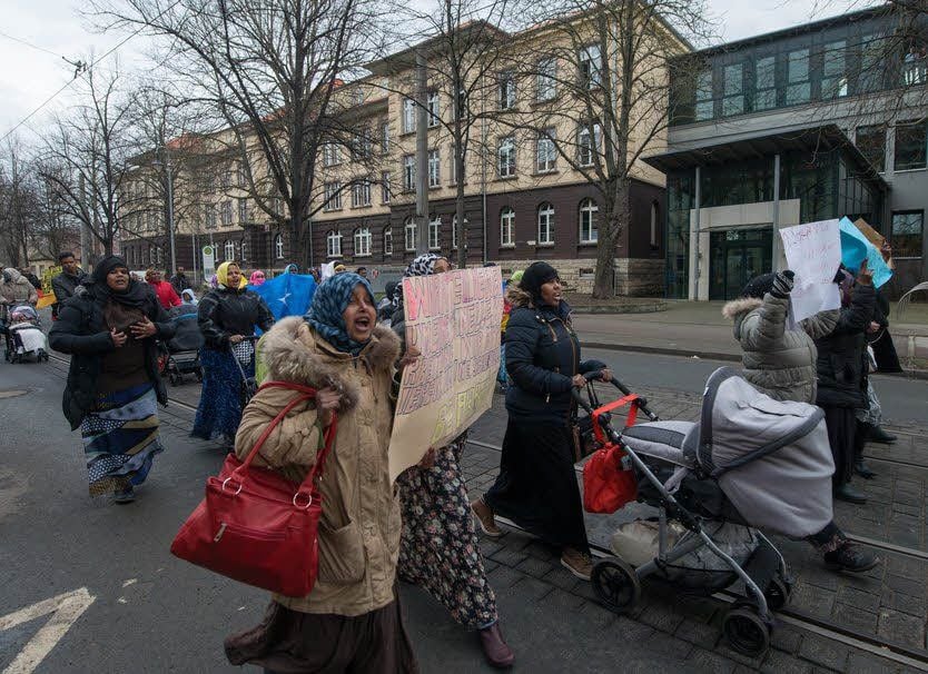Der Protestzug ging auch am Landratsamt des Harzkreises vorbei.