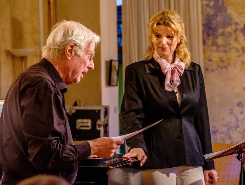 Ute Beckert und Gottfried Eberle bieten im Malsaal des Cranachhauses den musikalisch-literarischen Salon mit Texten von Wilhelm Busch.